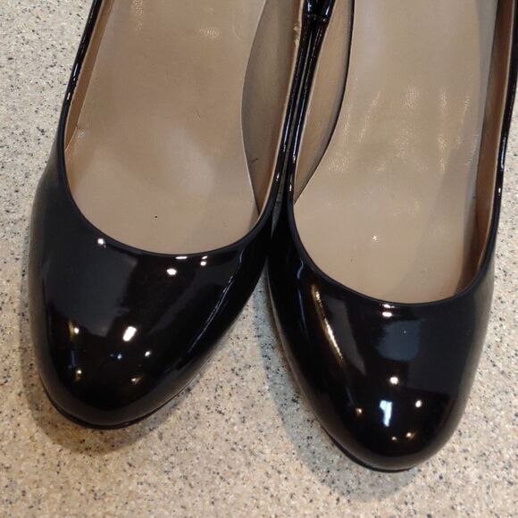 👍 Ann Taylor Black Heels.   A1 - Picture 2 of 5